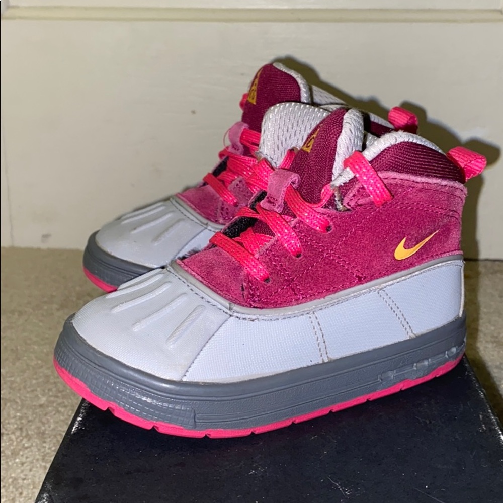 NIKE ACG PINK/GRAY BOOTS
